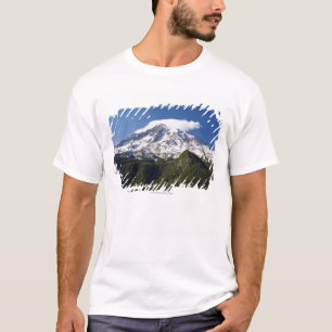 青の空及び森林が付いている雪によっておおわれる山 Tシャツ