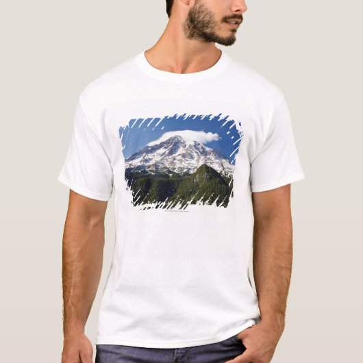青の空及び森林が付いている雪によっておおわれる山 Tシャツ (正面)