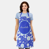 青はっきりした色花柄 エプロン (着用した状態)