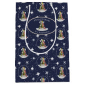 青または任意の色のカヤッククリスマスツリーパターン ミディアムペーパーバッグ (正面)