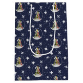 青または任意の色のカヤッククリスマスツリーパターン ミディアムペーパーバッグ (裏面)