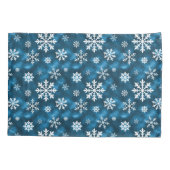 青みがかった冬の背景に雪の結晶模様 枕カバー (裏面-左)