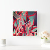 青みがかった灰色の霧雨の上に湾曲した赤いリボン スクエア壁時計 (ホーム)