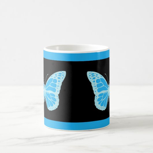 青エレガントい蝶の黒い背景 コーヒーマグカップ (中央)