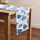 青エレガントと白のクリスマスツリーと雪 ショートテーブルランナー (インサイチュ)