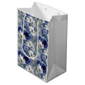 青エレガントと白のバラとユリ ミディアムペーパーバッグ (正面アングル)