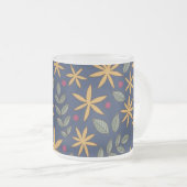 青エレガント上の黄色い花柄 フロストグラスマグカップ (正面右)