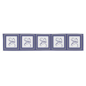 青エレガント灰色の正方形パターンイニシャルモノグラム ショートテーブルランナー (横)