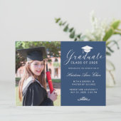 青エレガント白スクリプトキャップ写真卒業 案内状 (スタンド正面)