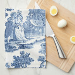 青エレガント白ヴィンテージフランスのトイル キッチンタオル<br><div class="desc">ヴィンテージ18世紀の歴史フランスのある青と白のトワレ・ド・ジュイデザインは、木々、湖とクラシックの石の遺跡の間にエレガントの時代のドレスの女性と紳士を特徴としている。</div>