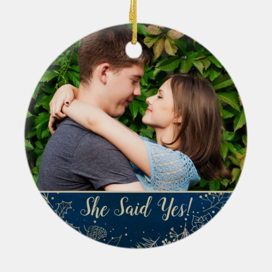 青エレガント金ゴールド初めてのクリスマス婚約した写真 セラミックオーナメント (裏面)