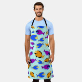 青カラフル海に浮かぶ熱帯魚の柄 エプロン (着用した状態)