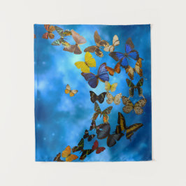 青カラフル雲飛んでいるの上の蝶 タペストリー