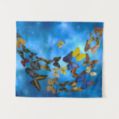 青カラフル雲飛んでいるの上の蝶 タペストリー (正面(横))