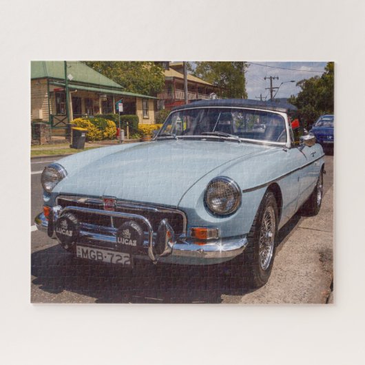 青クラシックMGBロードスターのスポーツカー。 ジグソーパズル (横)