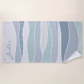 青クール緑の曲線ストライプ抽象芸術波名 ビーチタオル (正面)