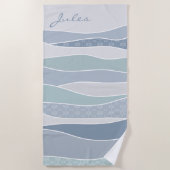 青クール緑の曲線ストライプ抽象芸術波名 ビーチタオル (正面)