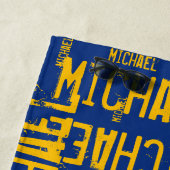 青クール色のカスタムタイポグラフィの黄色の名前(&H) ビーチタオル (インサイチュ)