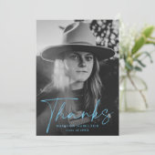 青スタイリッシュ文字の写真卒業 サンキューカード (スタンド正面)