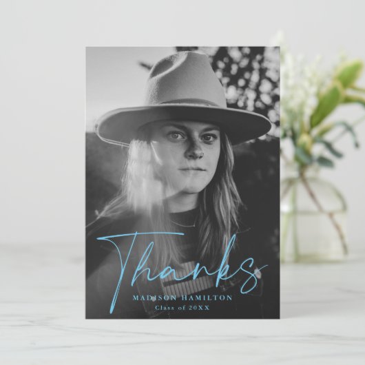 青スタイリッシュ文字の写真卒業 サンキューカード (スタンド正面)