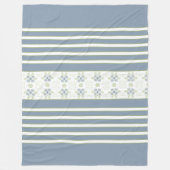 青ストライプフローラアクセント付き白色 フリースブランケット (正面)