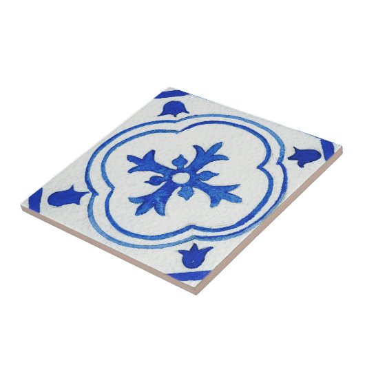 青パターン(の模様が)ある白地中海の水色 タイル (側面)