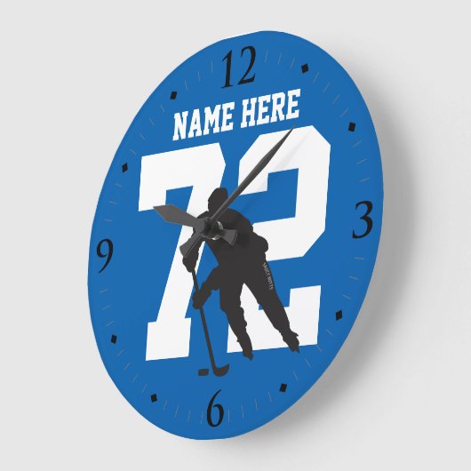 青パーソナライズされたのホッケープレイヤー名番号 ラージ壁時計 (傾斜)