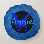 青パーソナライズされた恐竜の隠れ家 ラウンドクッション (裏面)