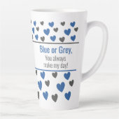 青パーソナライズされた感動的と灰色のハート カフェラテマグ (右)