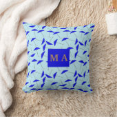 青ビーチの傘の繰り返しパターンのモノグラム クッション (ブランケット)