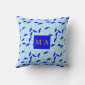 青ビーチの傘の繰り返しパターンのモノグラム クッション (裏面)