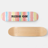 青ピンクの黄色い水色の色のストライプ車 スケートボード (横)
