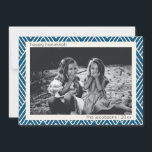 青モダンいハヌカーのアールデコ柄 シーズンカード<br><div class="desc">トレンディーモダン、シンプルアートのデコの線はハヌカーに青と白のパターンパーソナライズされたで、あなたの名前と写真と。</div>