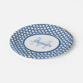 青モダンと白のホタテのモノグラムと名前 ペーパープレート (アングル)