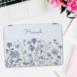 青モノグラムの水彩野草園 iPad PROカバー<br><div class="desc">私たちの青い水の色のワイルドフラワーガーデンモノグラムのカバーであなたのiPadに個人的なtouchを追加。青いトウモロコシの花の美しいを受け入れる – フローラや青い色の愛好家が見た目を探すモダンのに最適エレガント。</div>