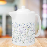 青モノグラムの紫の野かわいらし花フローラ<br><div class="desc">ブルーパープルモノグラムのワイルドフラワーかわいらしの花柄のティーポットをご紹介。野生の野花の水色イラストレーションを特徴とし素晴らして、自然や野花愛好家。お酒エレガントに草花の雰囲気を加えなさい。</div>