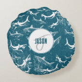 青動揺してサメ模様モノグラム ラウンドクッション (裏面)
