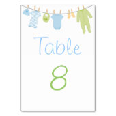 青及び緑の小さい衣服のベビーシャワーのテーブルカード テーブルナンバー (正面)