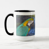 青及び金ゴールドのコンゴウインコ及び深紅のコンゴウインコ-コーヒー・マグ マグカップ (左)
