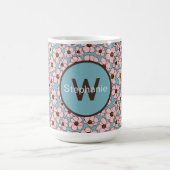 青地にピンクの花とモノグラム コーヒーマグカップ (中央)
