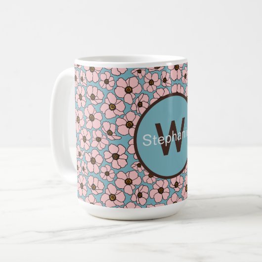 青地にピンクの花とモノグラム コーヒーマグカップ (正面左)