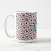 青地にピンクの花とモノグラム コーヒーマグカップ (左)