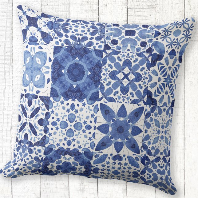 青地中海の白タイル模様の水色 アウトドアクッション (Blue and white watercolor 
Mediterranean tile pattern outdoor throw pillow)