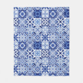 青地中海の白タイル模様の水色 フリースブランケット (正面)
