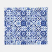 青地中海の白タイル模様の水色 フリースブランケット (正面(横))