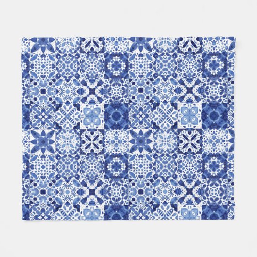 青地中海の白タイル模様の水色 フリースブランケット (正面(横))