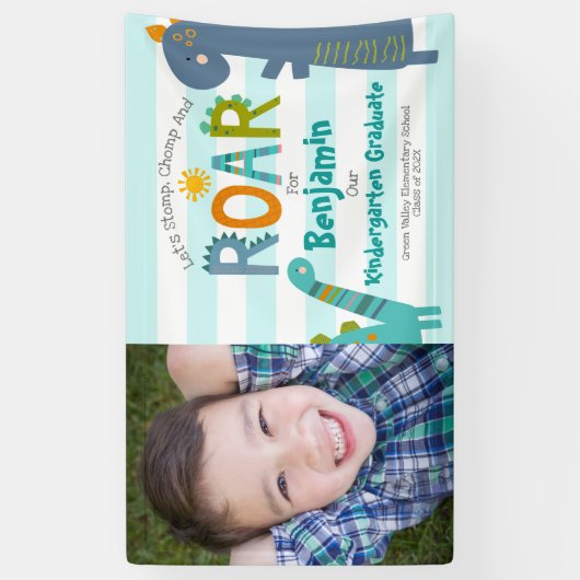 青幼稚園の卒業写真の恐竜の少年 横断幕 (縦)