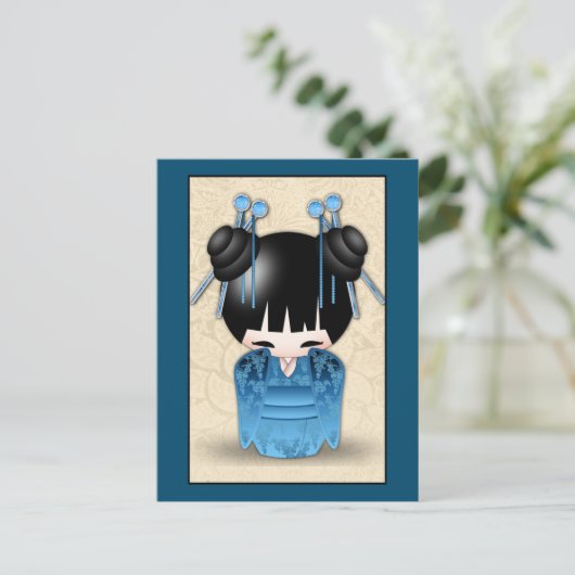 青日本のい服を着たかわいいコケシ人形 ポストカード (スタンド正面)