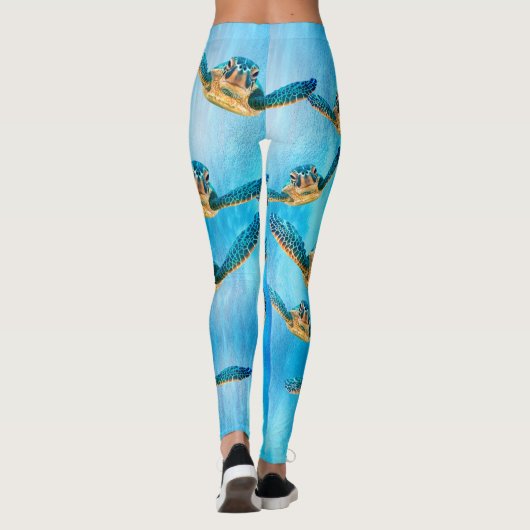 青海原のベビーのウミガメの水泳 レギンス (裏面)