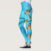 青海原のベビーのウミガメの水泳 レギンス (左)